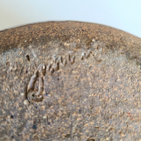 Vintage stoneware handmade ceramic pot/vase/cover pot/planter. Signed by artist. - Picture 6 of 6